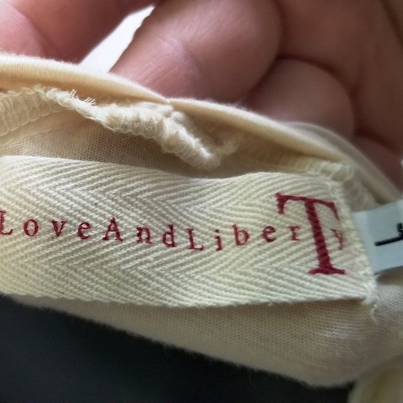Love and Liberty Boutique Top Size L - Picture 4 of 4